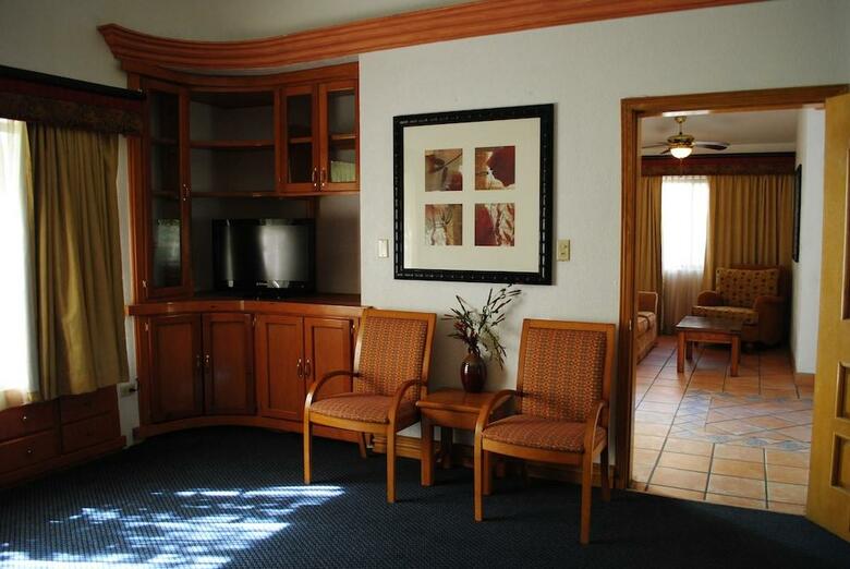 Hotel Suites El Paseo