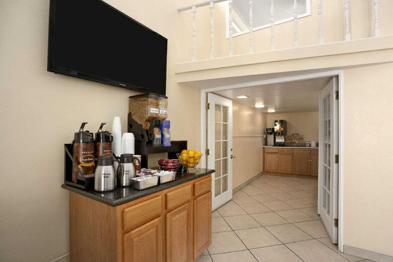 Hotel Days Inn & Suites