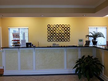 Motel Berkshire Inn And Suites