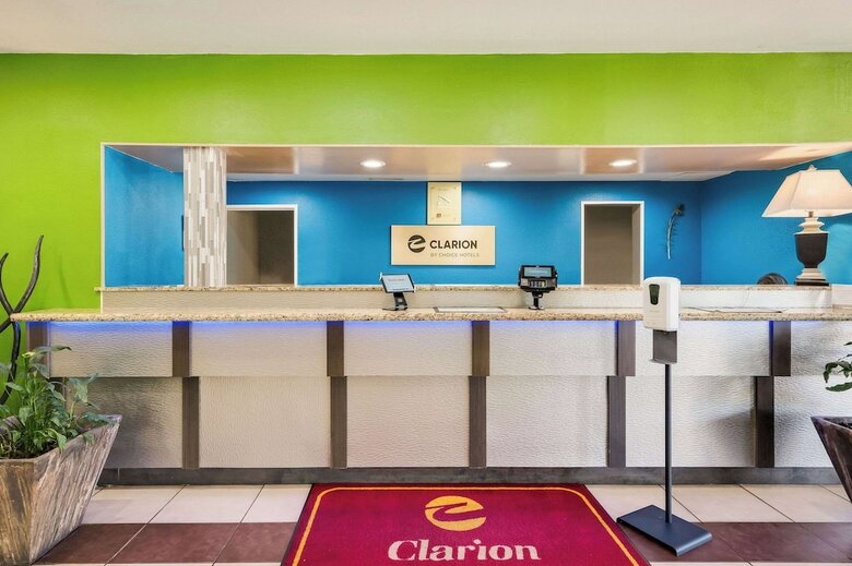Hotel Clarion Inn & Suites