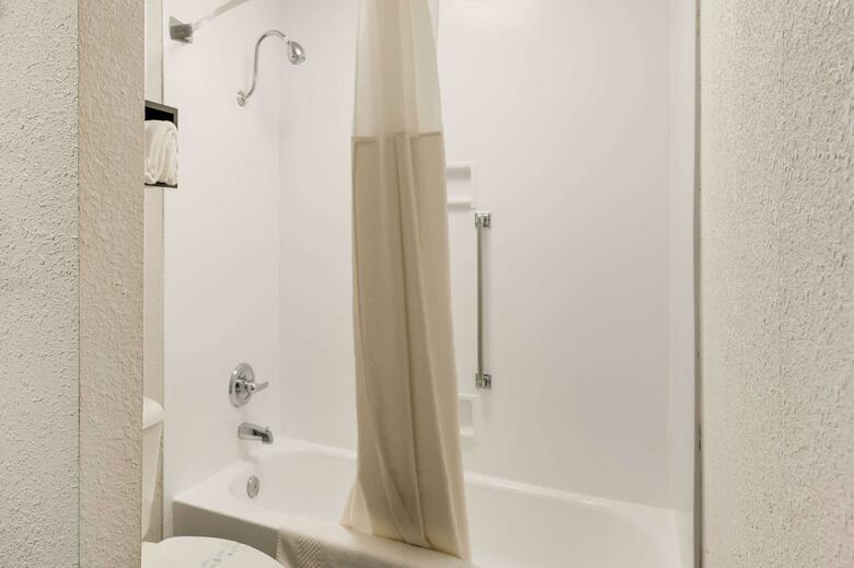 Hotel Clarion Inn & Suites