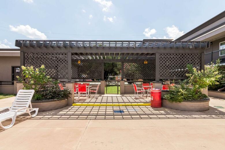 Hotel Clarion Inn & Suites