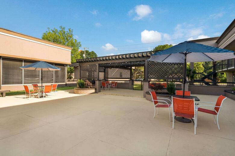 Hotel Clarion Inn & Suites