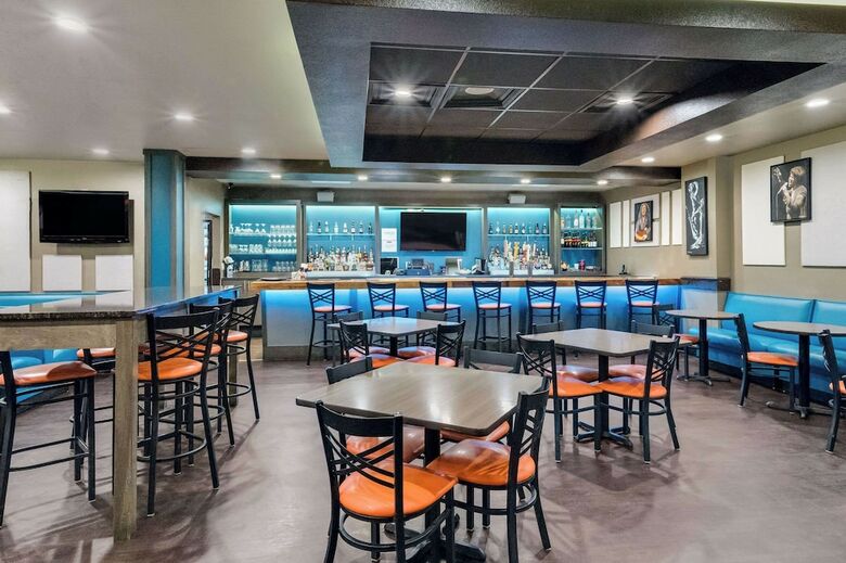 Hotel Clarion Inn & Suites