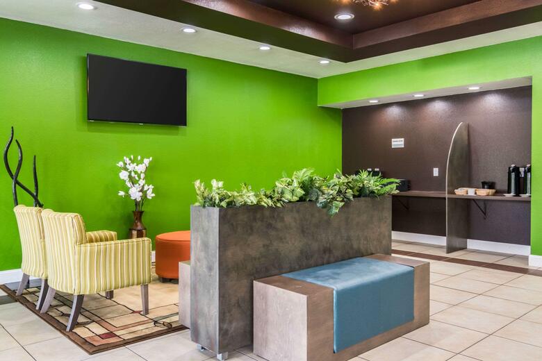 Hotel Clarion Inn & Suites