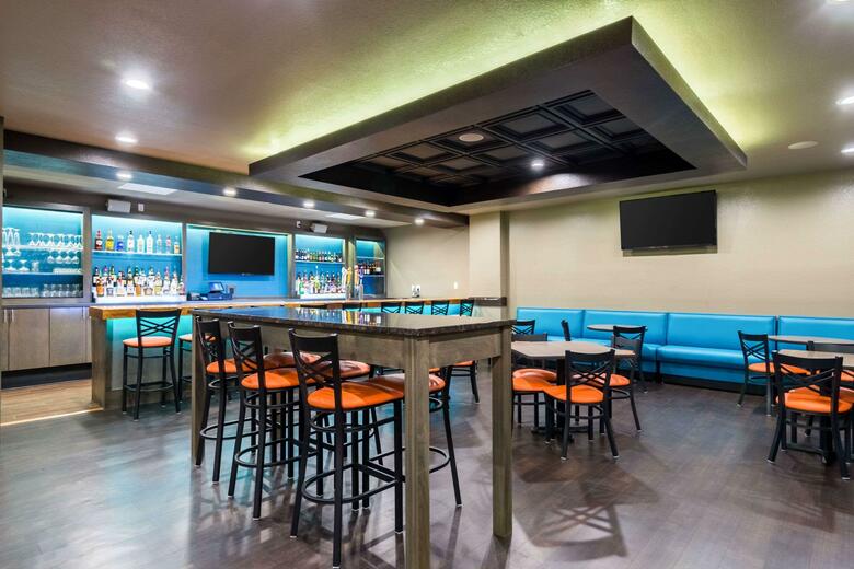 Hotel Clarion Inn & Suites