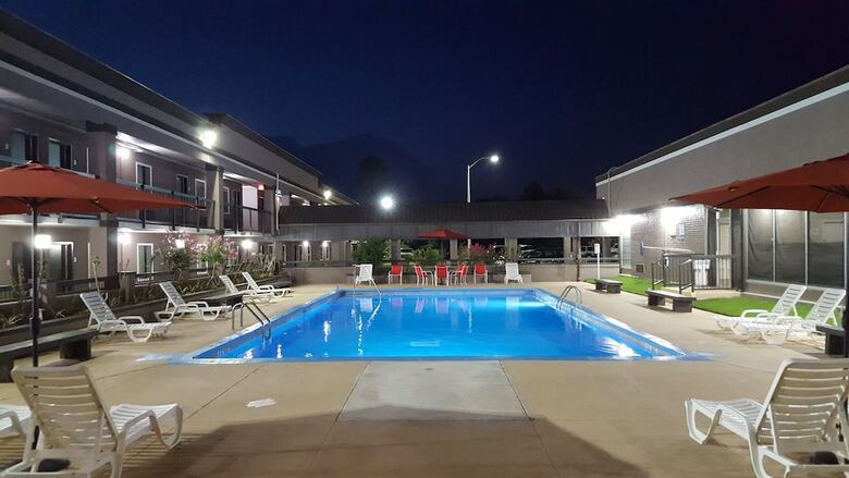 Hotel Clarion Inn & Suites
