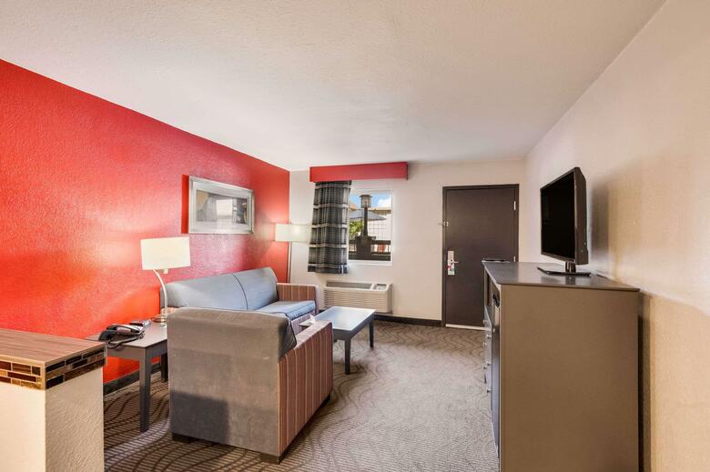 Hotel Clarion Inn & Suites