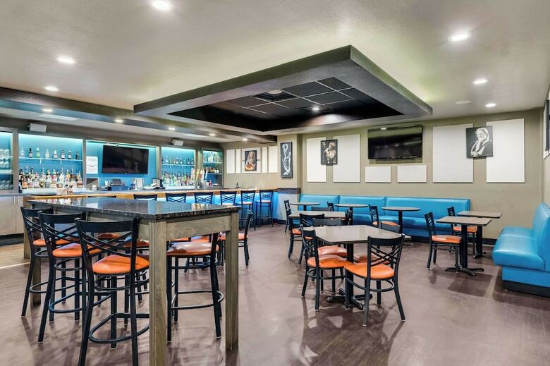 Hotel Clarion Inn & Suites