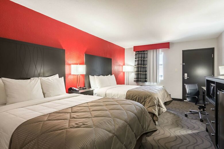 Hotel Clarion Inn & Suites