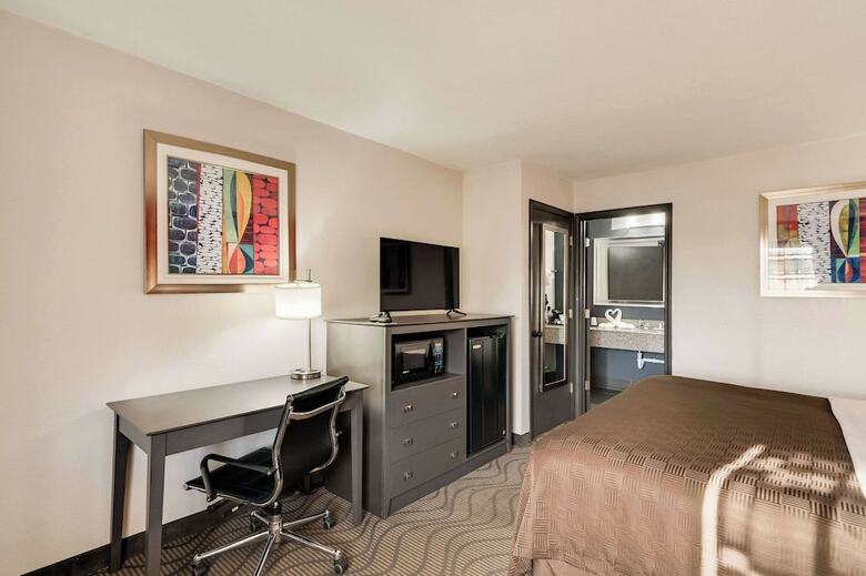 Hotel Clarion Inn & Suites