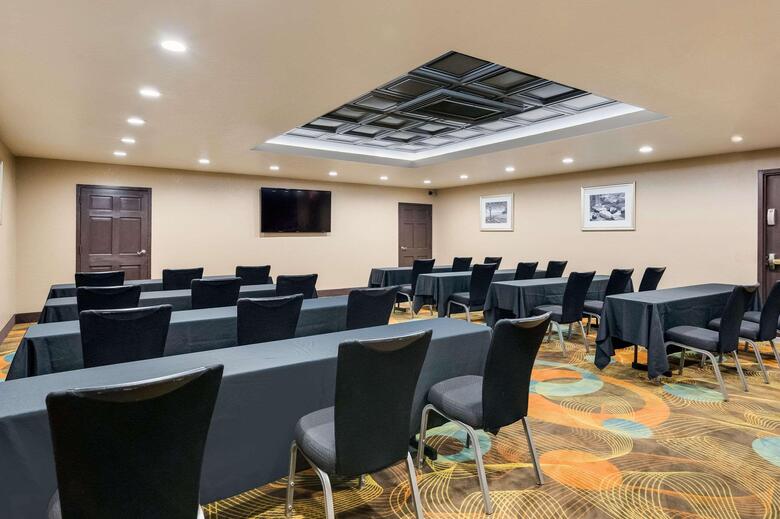 Hotel Clarion Inn & Suites