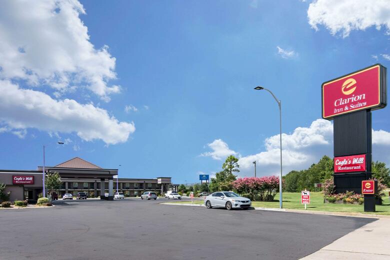 Hotel Clarion Inn & Suites