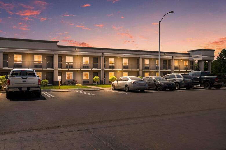 Hotel Clarion Inn & Suites