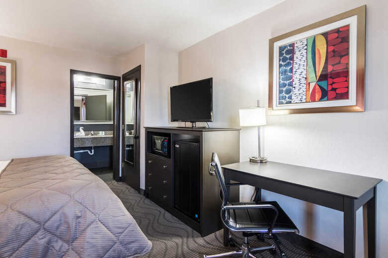 Hotel Clarion Inn & Suites