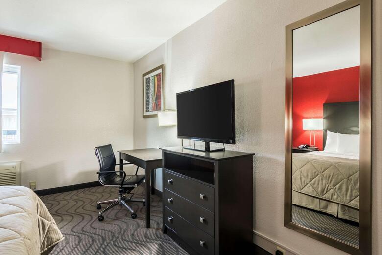 Hotel Clarion Inn & Suites