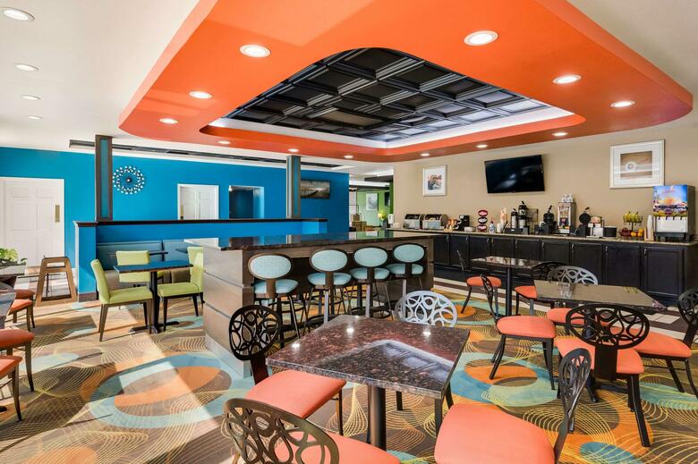 Hotel Clarion Inn & Suites