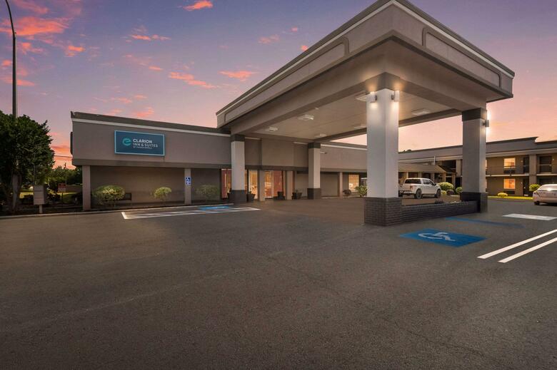 Hotel Clarion Inn & Suites