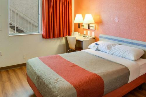 Motel 6 Bakersfield South