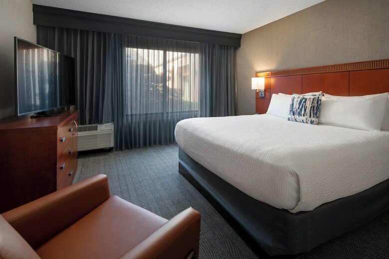 Hotel Courtyard By Marriott Bakersfield