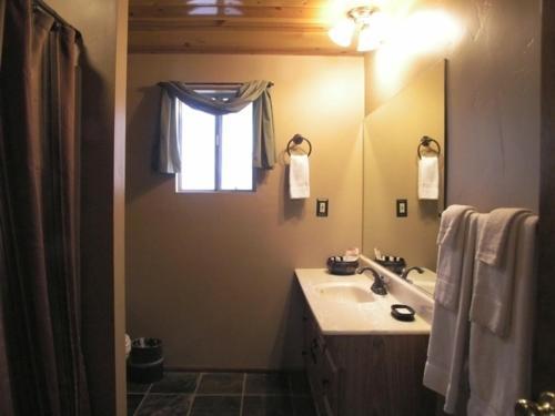 Goldmine Lodge & Black Bear Cottages