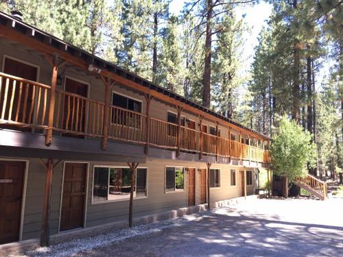 Goldmine Lodge & Black Bear Cottages