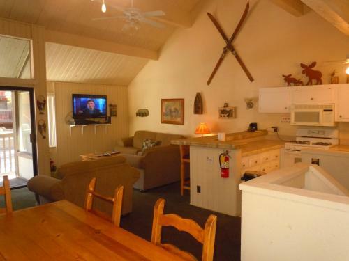 Two-bedroom Plus Den Premier Unit #31 By Escape For All Seasons