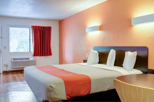 Motel 6-bishop, Ca