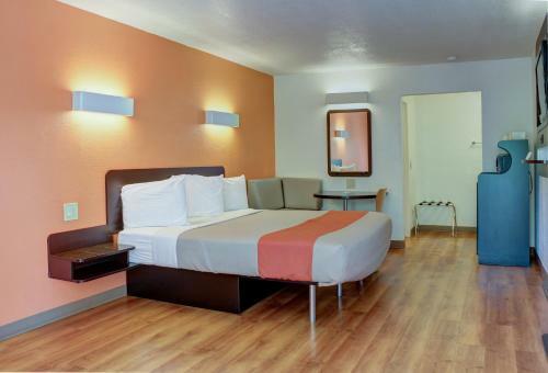 Motel 6-bishop, Ca
