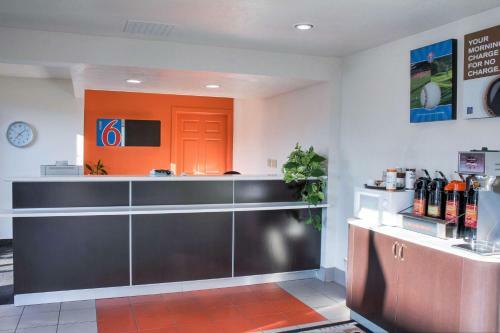 Motel 6-bishop, Ca