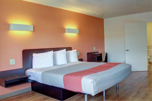 Motel 6-bishop, Ca