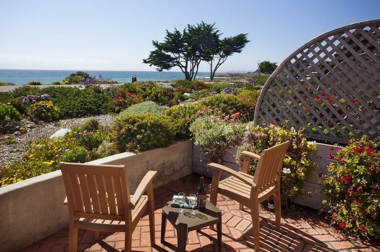Hotel Pelican Inn & Suites
