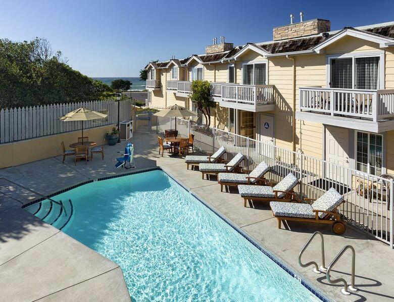 Hotel Pelican Inn & Suites