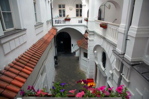 Sg1 Hostel