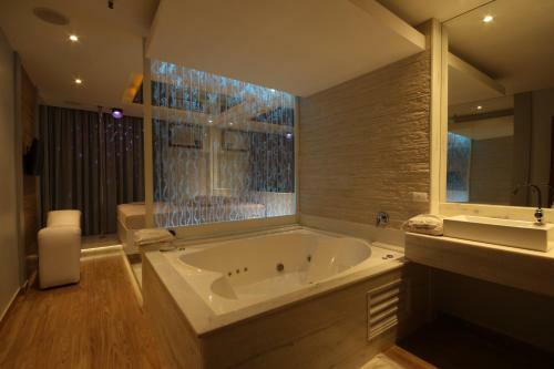 Love Time Hotel (adult Only)