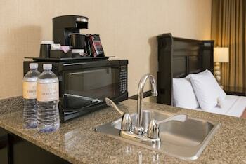 Hotel Ayres Suites Corona West