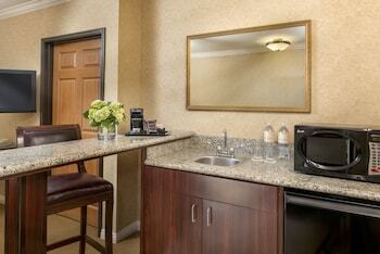 Hotel Ayres Suites Corona West