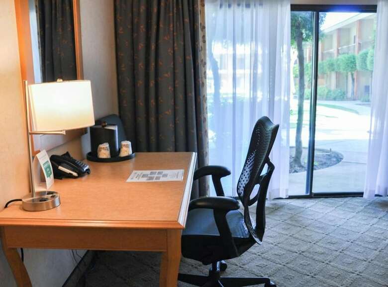 Hotel Piccadilly Inn Airport