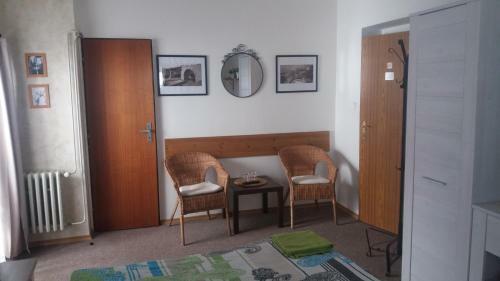Hostal Penzion A Restaurace Modr� R??e T�bor