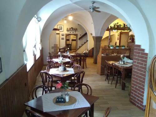 Hostal Penzion A Restaurace Modr� R??e T�bor