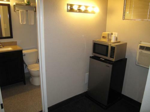 Budget Host Inn Saga Motel