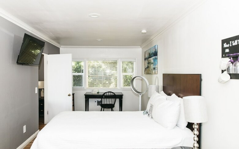 Hotel Seaside Laguna Inn & Suites