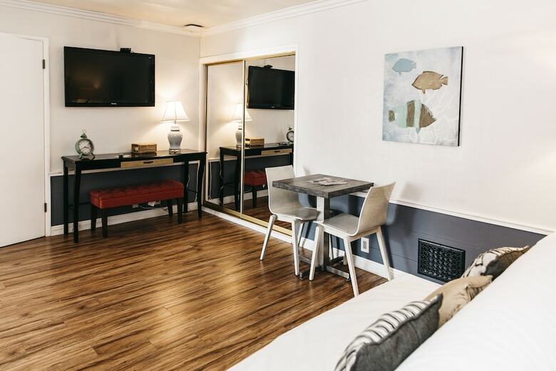 Hotel Seaside Laguna Inn & Suites