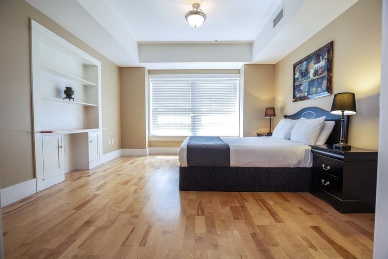 Hollywood Heights Apartment
