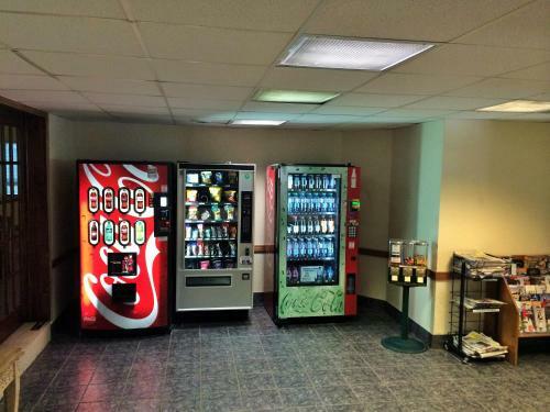 Hotel Days Inn And Suites Madison Heights
