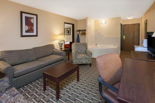 Hotel Days Inn And Suites Madison Heights