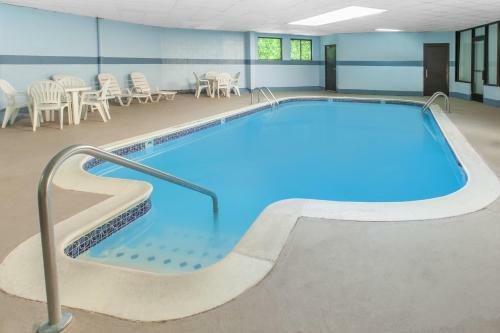 Hotel Days Inn And Suites Madison Heights