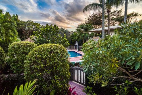 Crane's Beachhouse Hotel & Tiki Bar