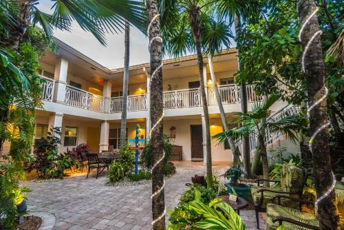 Crane's Beachhouse Hotel & Tiki Bar