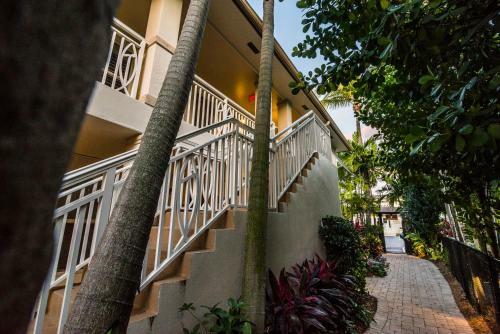 Crane's Beachhouse Hotel & Tiki Bar